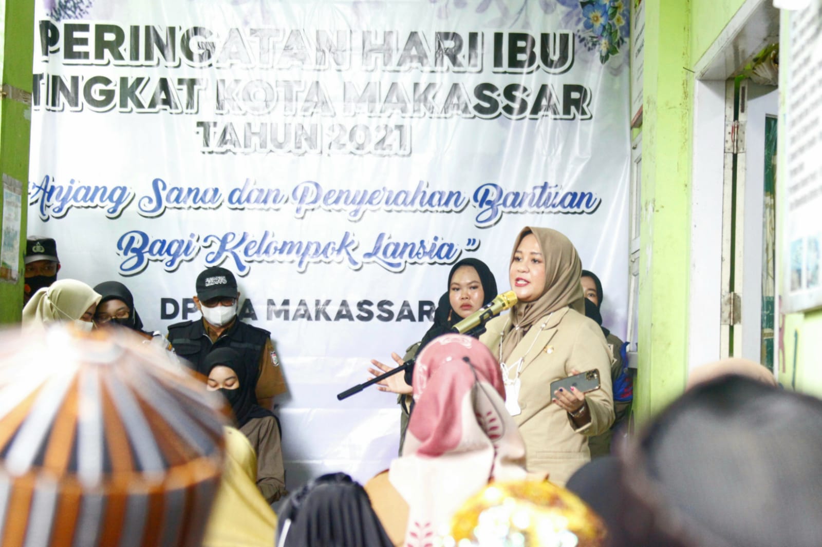 Peringati Hari Ibu, Fatmawati Rusdi Berbagi Kebahagiaan dengan Lansia 